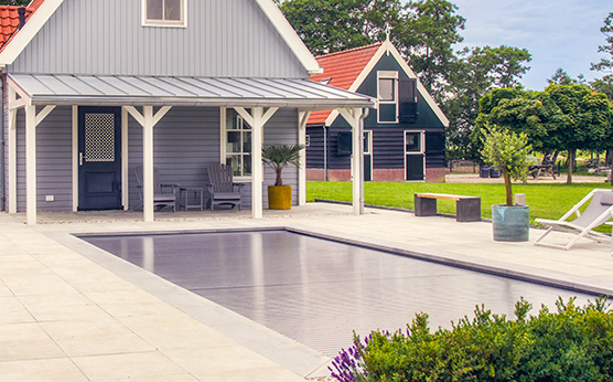 Elektrisch bedienbaar roldek op monoblok zwembad