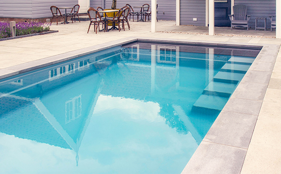 Monoblok zwembad met ingebouwde trap en geïntegreerde strandbank