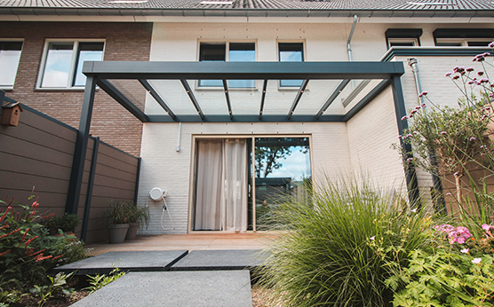 Aluminum veranda with anthracite glass roof attached to house – Badhoevedorp – Van Beem Buitenleven