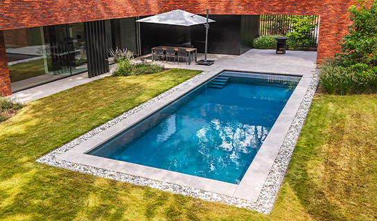 Flexline Core monoblok zwembad met strakke lijnen en moderne afwerking