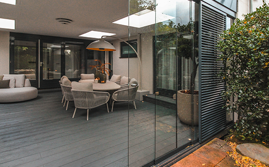 Luxe tuinkamer met glasschuifwand, louvrepanelen en design tuinmeubelen – Van Beem Buitenleven