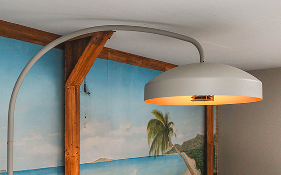 Design heater en vloerlamp als accessoires in luxe tuinkamer – Van Beem Buitenleven