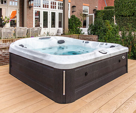 Stijlvolle Jacuzzi J-400 spa in luxe buitenomgeving