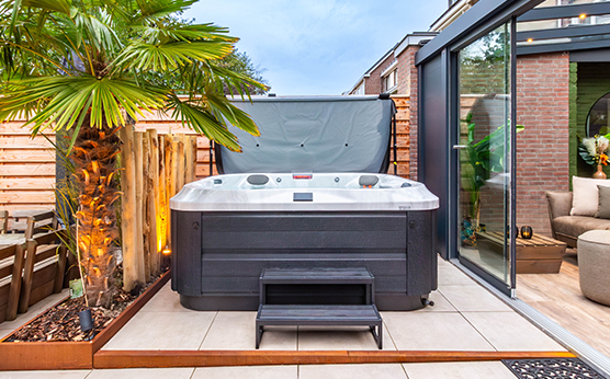 Jacuzzi spa in luxe buitenomgeving – Van Beem Buitenleven