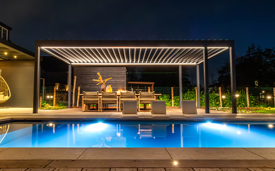 Vrijstaande Renson Algarve lamellenoverkapping met led-verlichting en Gommaire low dining set Carlo