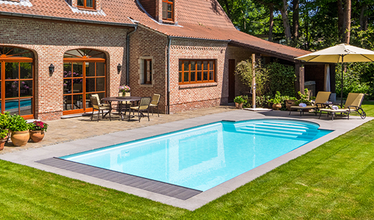 LPW Pools Style monoblok zwembad met geïntegreerde trap in luxe tuin