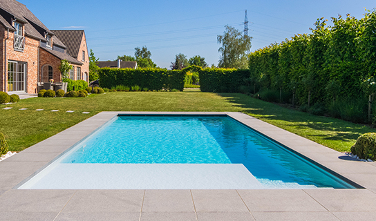 LPW Pools XL monoblok zwembad met extra lengte in moderne tuin