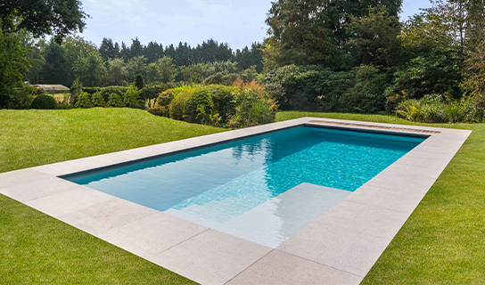 LPW Pools Zenn monoblok zwembad met geïntegreerde loungezone in luxe tuin