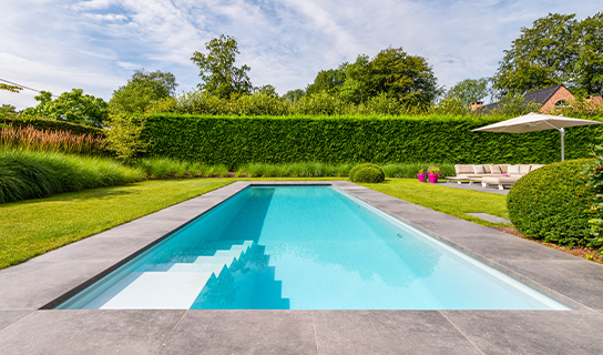 LPW Pools ZK12 monoblok zwembad met extra lange zwemruimte in moderne tuin