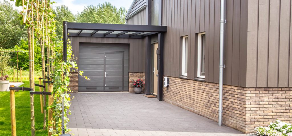 Exclusieve overkapping met glazen dak en geïntegreerde carport – Van Beem Buitenleven