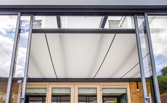 Overkapping met glazen dak en onderdakzonwering in luxe afwerking – Van Beem Buitenleven