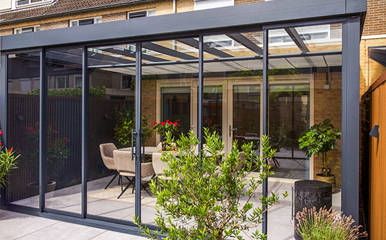 Moderne overkapping met glazen dak aan huis geplaatst – Van Beem Buitenleven