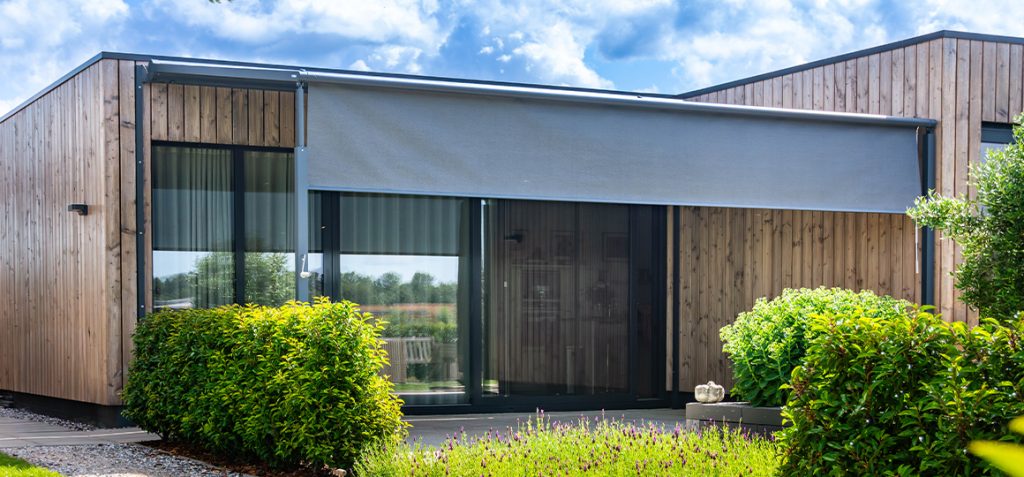 Pergola met volant als zonwering in stijlvolle tuin