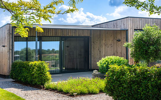 Moderne pergola zonwering met verstelbare staander