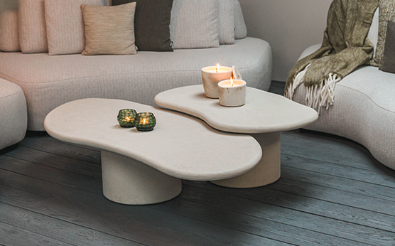 Sidetables in betonlook als accessoire bij luxe tuinmeubelen in tuinkamer – Van Beem Buitenleven