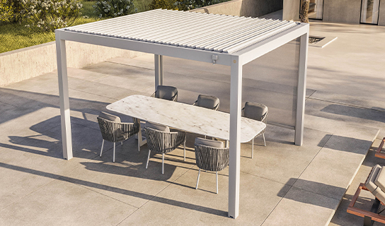 Suns gazebo met luxe lamellendak overkapping in moderne tuin