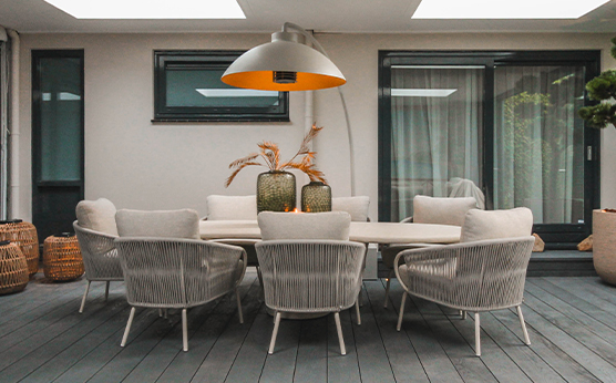 Organisch gevormde tafel in luxe tuinkamer met tuinmeubelen – Van Beem Buitenleven