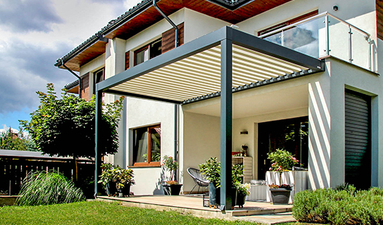 Tarasola Essential lamellendak overkapping in moderne tuin