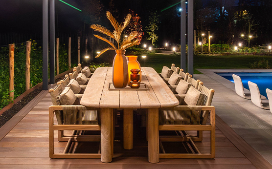 Gommaire low diningsetCarlo onder een lamellenoverkapping in luxe buitenruimte