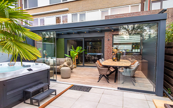 Tuinkamer met glazen dak, bovendakzonwering en glasschuifwanden