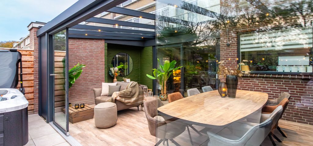 Overkapping met glazen dak en glasschuifwanden