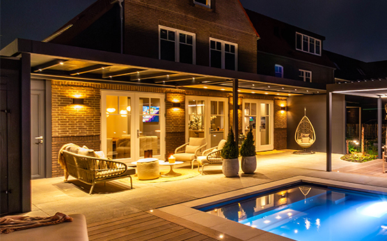 Overkapping met glazen dak en onderdakzonwering, led-spots en Suns Tosca sofa set met Nova bijzettafel