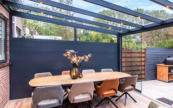 Rabatwand in overkapping met glazen dak en bovendakzonwering – Van Beem Buitenleven