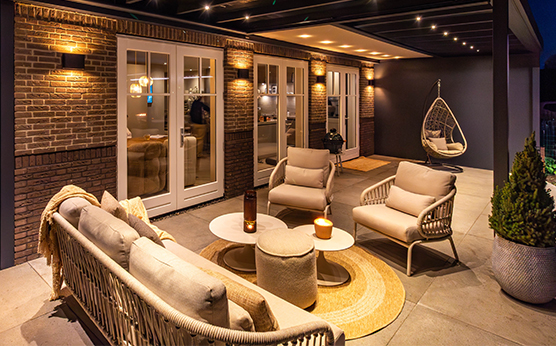 Suns Tosca sofa set onder overkapping met glazen dak en onderdakzonwering