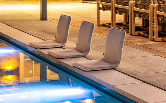 Zitschaal Vieste langs zwembad met led-verlichting