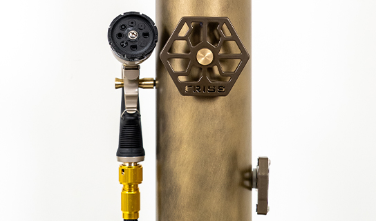 Friss Golden Glow buitendouche in luxe tuin – wellness en design – Van Beem Buitenleven