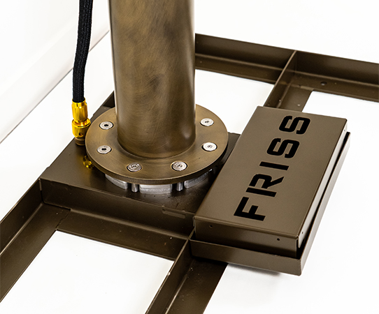 Detail van Friss buitendouche drain – stijlvolle waterafvoer – Van Beem Buitenleven