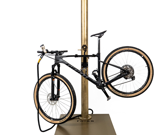 Friss buitendouche met Hangtough bike rack – multifunctioneel design voor sportieve buitenruimtes – Van Beem Buitenleven