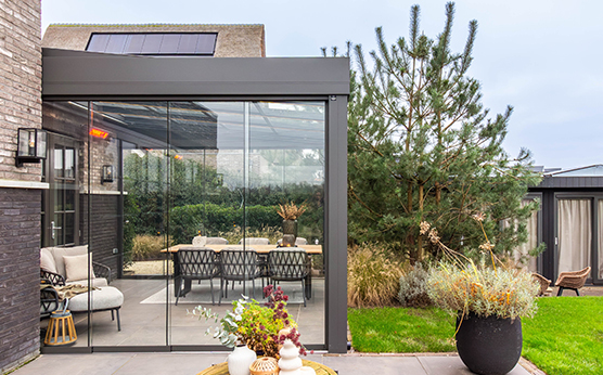 Glasschuifwanden in overkapping met schuifdak – transparant en flexibel buitenleven – Van Beem Buitenleven