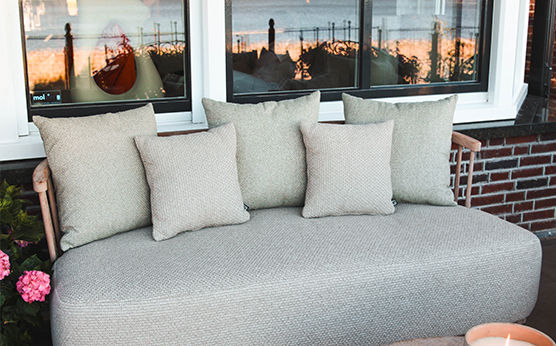 Gommaire Carol 2-zitsbank – onderhoudsvriendelijke teakhouten tuinmeubelen – Van Beem Buitenleven