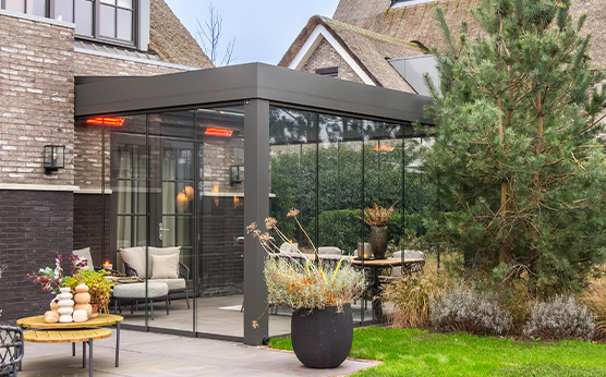 Ittalum overkapping met glazen schuifdak, glasschuifwanden en geïntegreerde heaters – Van Beem Buitenleven