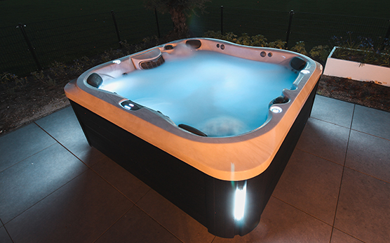 Jacuzzi spa hot tub in luxurious garden – outdoor wellness – Van Beem Outdoor Living