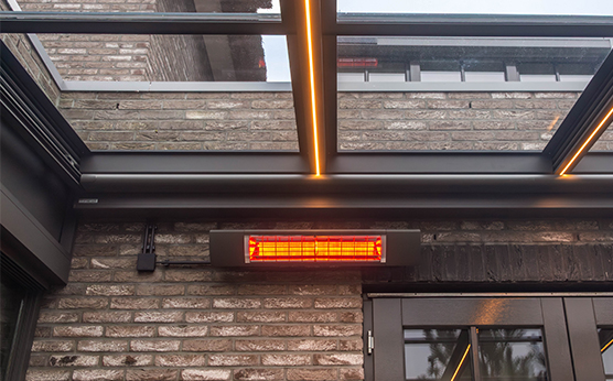 Markilux heater geïntegreerd in glazen schuifdak overkapping – Van Beem Buitenleven