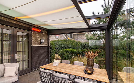 Markilux onderdakzonwering onder glazen schuifdak – Van Beem Buitenleven