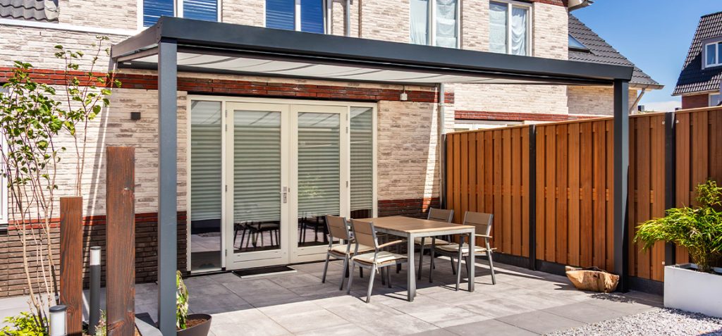Overkapping met glazen dak, LED-verlichting, spots en onderdakzonwering – Van Beem Buitenleven