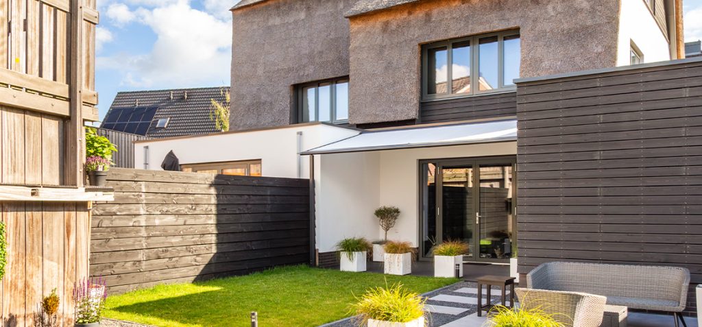 Pergola met aluminium staanders en uitrolbare volant – stijlvolle zonwering – Van Beem Buitenleven