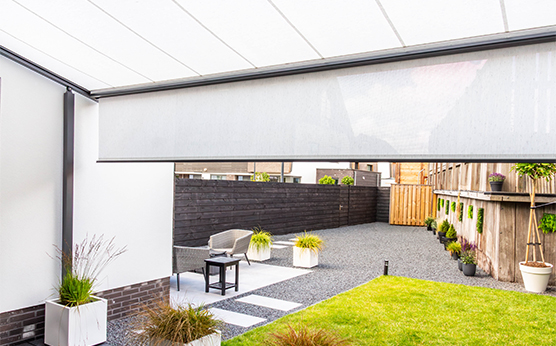 Pergola met geïntegreerde volant voor zonwering – Van Beem Buitenleven