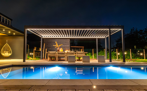 Renson louvered roof canopy next to luxury swimming pool – Van Beem Buitenleven