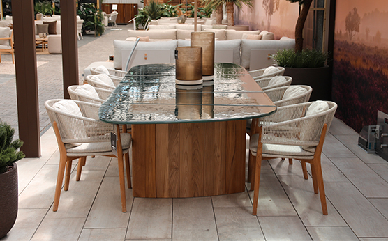 Royal Botania Regaliz tafel met glas in showroom Van Beem Buitenleven – high-end outdoor design