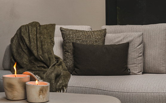 Decorative cushions and throws as styling accents for luxury garden furniture – Van Beem Buitenleven