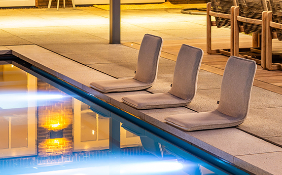 Suns Vieste seating shells by illuminated swimming pool – stylish outdoor eye-catchers – Van Beem Buitenleven