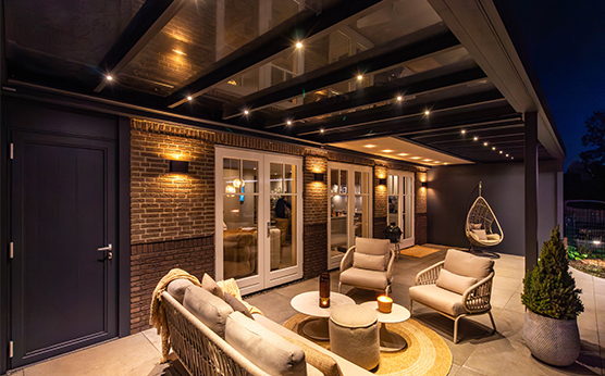 Veranda with glass roof in wellness garden with Suns garden furniture – Van Beem Outdoor Living