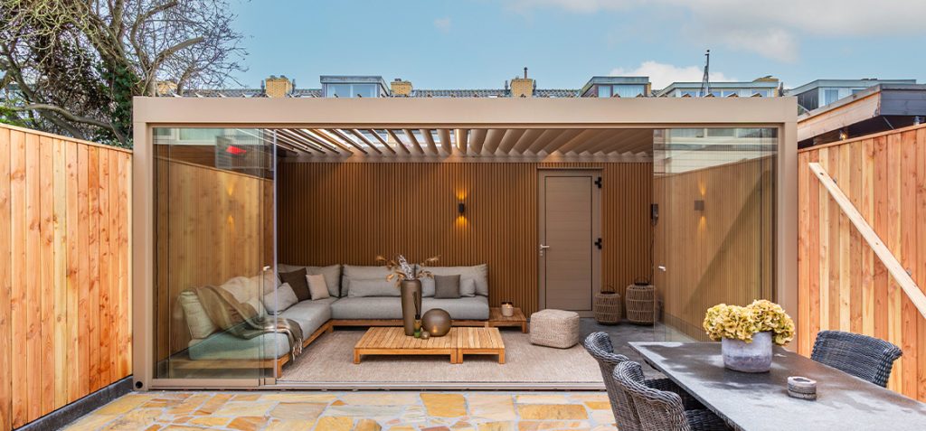 Renson Algarve overkapping met lamellendak en SUNS Portofino loungeset – Van Beem Buitenleven