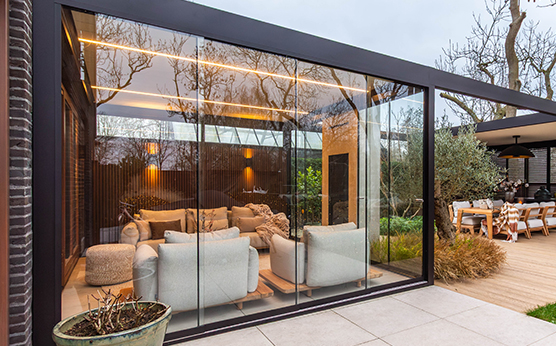 Glasschuifwanden in Renson Algarve lamellenoverkapping – Van Beem Buitenleven