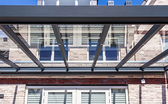 Glazen dak overkapping met onderdakzonwering – Van Beem Buitenleven