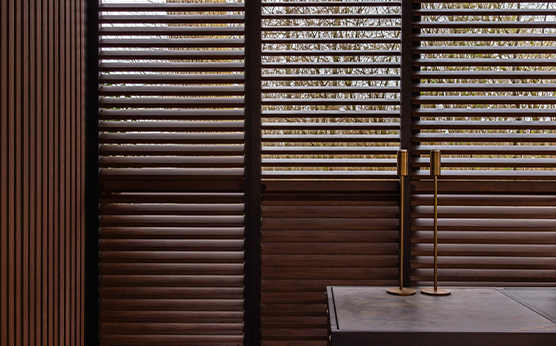 Louvrepanelen in houtlook in Renson overkapping met canvas dak – Van Beem Buitenleven